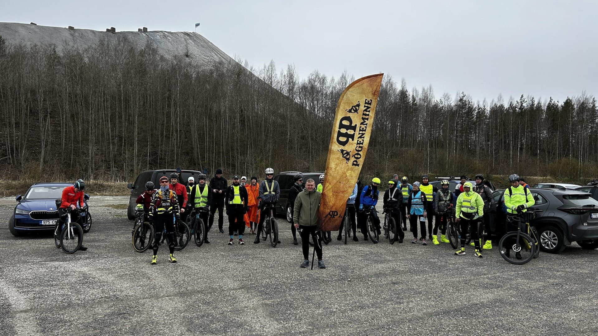 Stardi ootel Püssi tuhamäe all. Rene Kundla foto.